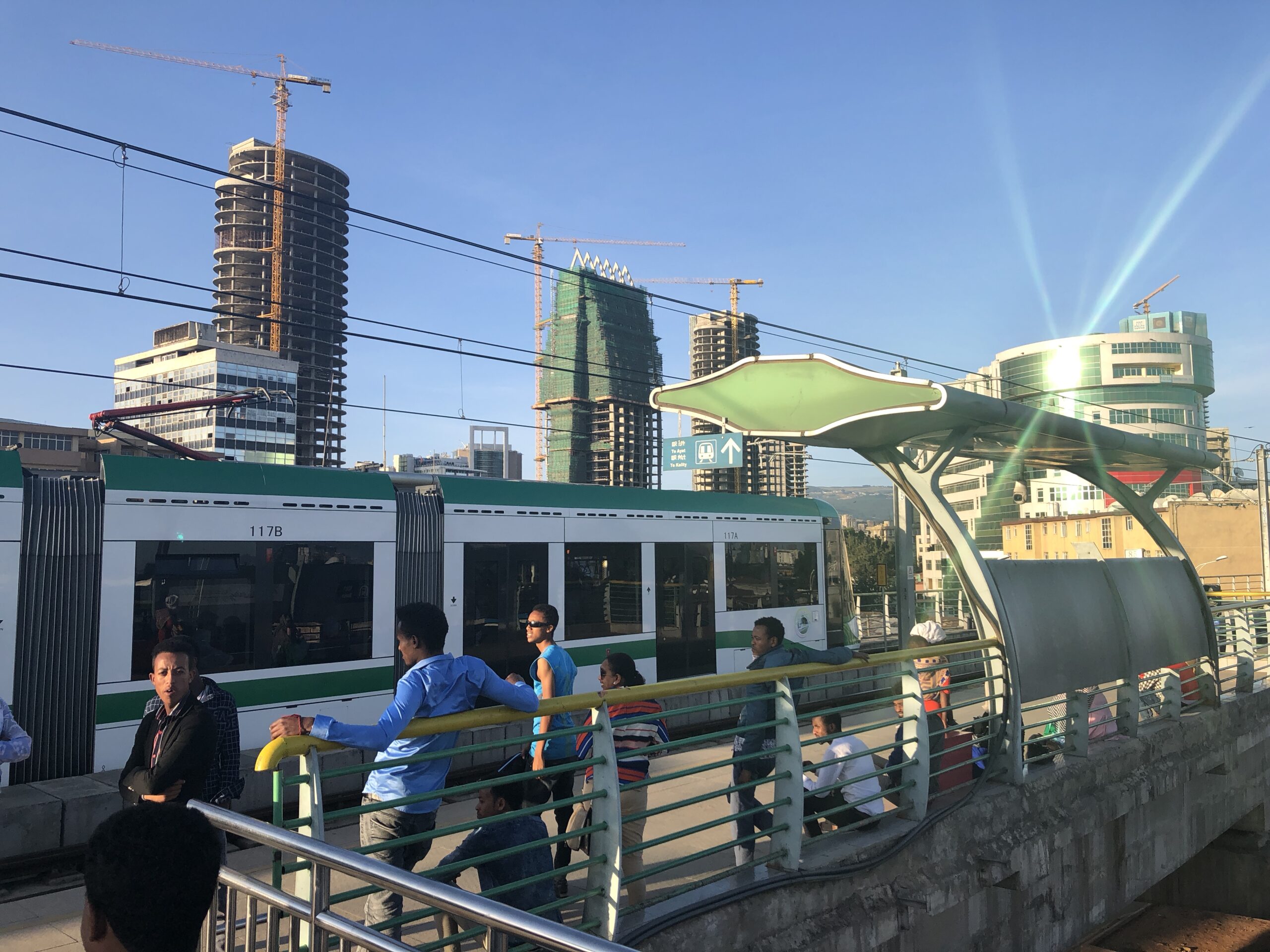 Alt und Neu direkt nebeneinander in Addis Abeba